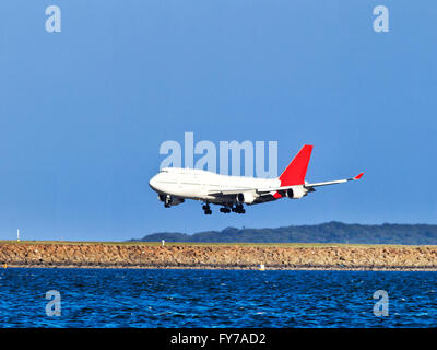 Double-pont surdimensionné approche avion aéroport de piste à l'atterrissage à l'aéroport international de Sydney vue de ocean bay sid Banque D'Images