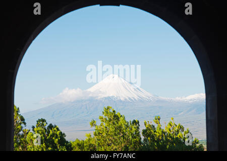 L'Eurasie, région du Caucase, moindre Ararat (NT 3925m) près du Mont Ararat en Turquie vu du monastère de Khor Virap en Arménie Banque D'Images