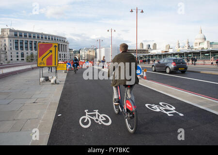 Les cyclistes à l'aide du nouveau cycle Superhighway TfL en construction sur Blackfriars Bridge dans le centre de Londres. Banque D'Images