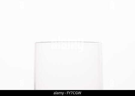 Verre vide avec un fond blanc en close up. Banque D'Images