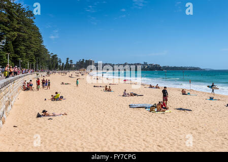 Manly Beach sous le soleil, dimanche matin, avec les touristes et les touristes appréciant l'eau, Sydney Banque D'Images