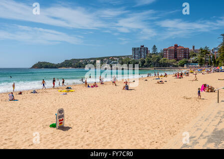 Manly Beach sous le soleil, dimanche matin, avec les touristes et les touristes appréciant l'eau, Sydney, Australie Banque D'Images