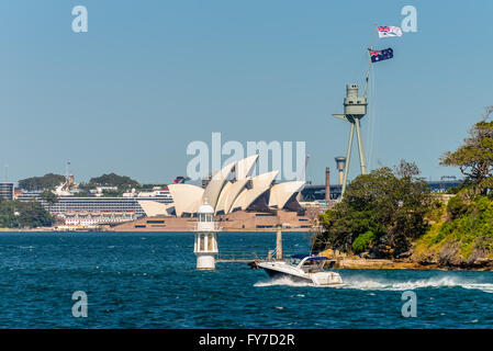 L'Opéra de Sydney de ferry passant Bradleys both Head Lighthouse et HMAS Sydney mât commémoratif Banque D'Images