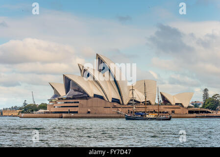 Une vue sur l'emblématique Opéra de Sydney et le grand voilier naviguant dans le port de Sydney, Sydney Banque D'Images