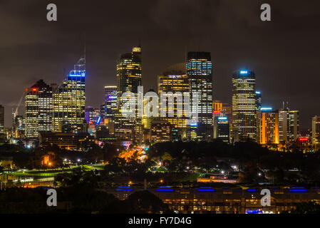 Rare vue de la nuit de Sydney Central Business District. Royal Botanic Gardens dans le centre Banque D'Images