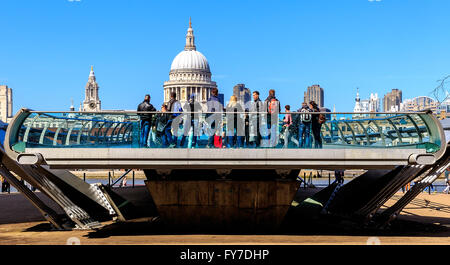 Londres, Angleterre - 20 avril 2017 - La cathédrale de St Paul, et une tête de pont pour le millénaire avec les touristes et les habitants d'une marche Banque D'Images