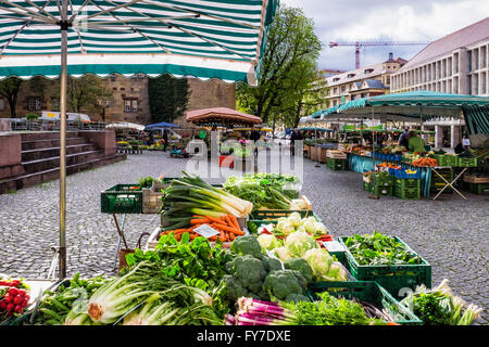 Femme vente de trader produits frais au marché de fermiers sur décrochage Schillerplatz, Stuttgart, Bade-Wurtemberg, Allemagne Banque D'Images