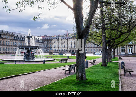 Fontaine et Neues Schloss, nouveau Palais sur la Place du Palais, Schlossplatz, Stuttgart, Bade-Wurtemberg, Allemagne Banque D'Images