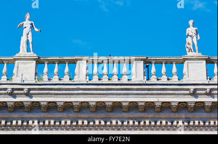 Sculptures sur le toit, le Palazzo dei Conservatori Piazza del Campidoglio Rome Lazio Italie Europe Banque D'Images