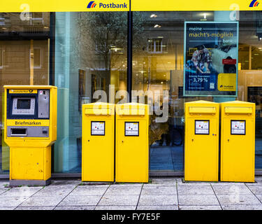 La Postbank Stuttgart, d'un bureau de poste avec cachet jaune distributeurs automatiques et boîtes aux lettres, Allemagne Banque D'Images