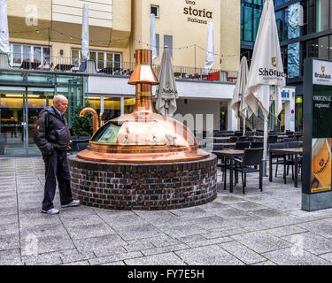 Schönbuch Brauhaus brasserie bar & restaurant avec alambic en cuivre et d'un coin repas extérieur, Stuttgart, Bade-Wurtemberg, Allemagne Banque D'Images