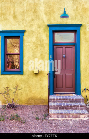 Architecture colorée y compris des portes et des maisons d'adobe beaucoup de maquillage du Barrio Historic District à Tucson, Arizona. Banque D'Images