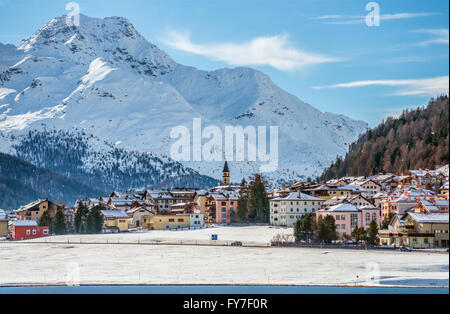 Vue sur le lac Silvaplana et le village en hiver, en Suisse Banque D'Images