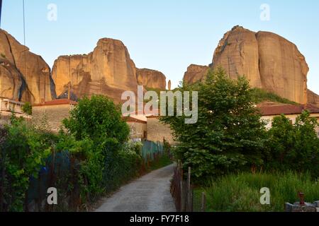 Le petit village de Kalambaka en Grèce centrale Banque D'Images