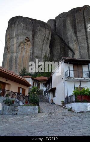 Le petit village de Kalambaka en Grèce centrale Banque D'Images
