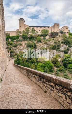 Vue depuis le pont de l'aqueduc Ponte delle Torri à la Rocca Albornoziana, Spoleto, Ombrie, Italie Banque D'Images