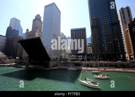 Voiliers font leur chemin jusqu'à la rivière de Chicago comme l'Etat rue pont est soulevée à Chicago, Illinois, USA Banque D'Images