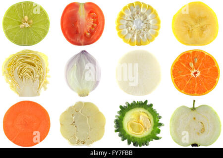 Moitiés de récolte, les fruits et légumes sur fond blanc Banque D'Images