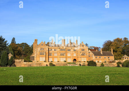 Maison Batsworth, une maquette de l'époque victorienne, maison de style Tudor Park, Batsford à Moreton-in-Marsh, Gloucestershire Banque D'Images