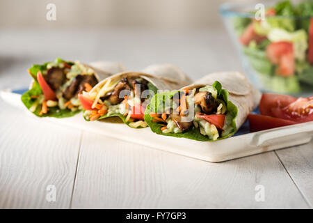 Poulet grillé avec légumes frais burrito wraps Banque D'Images