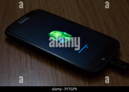 Robot Android graphique est visible sur l'écran du smartphone noir lors de l'installation mise à jour système Banque D'Images