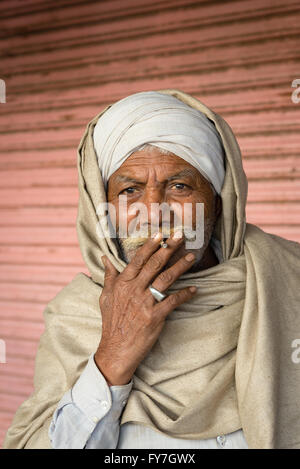 Portrait of Indian man smoking dans la vieille ville de Jaipur Banque D'Images