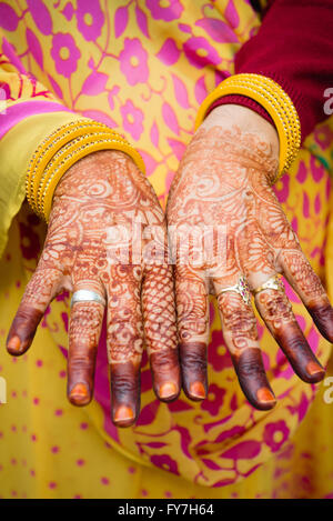 Détail de l'Indian woman's hands couvert de tatouages au henné Banque D'Images