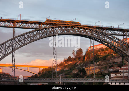 Pont Dom Luis I avec la ligne de métro léger sur rail véhicule entre Porto et Vila Nova de Gaia au Portugal au coucher du soleil Banque D'Images