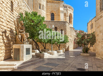 Sculpture du roi David jouant harpe près de l'entrée à sa tombe sur le Mont Sion à Jérusalem, Israël. Banque D'Images