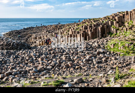 Chaussée des Géants. Les touristes visitant formations hexagonales géologique unique de basalte volcanique roches sur la côte atlantique dans un Comté Banque D'Images