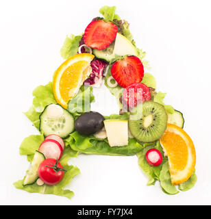 Une lettre faite de salade et de fruits. Banque D'Images