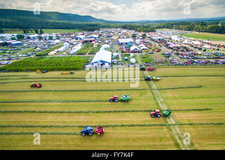 Vue aérienne d'un tracteur à montrer les progrès accomplis en 2015 Ag jour State College, en Pennsylvanie. Banque D'Images