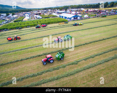 Vue aérienne d'un tracteur à montrer les progrès accomplis en 2015 Ag jour State College, en Pennsylvanie. Banque D'Images