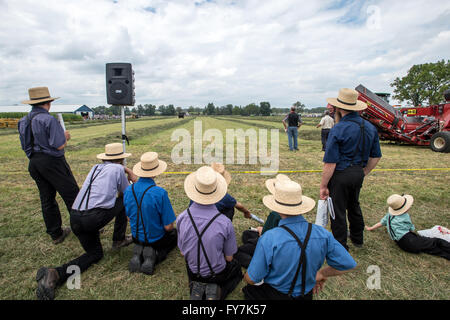 Les garçons Amish de regarder un spectacle du tracteur à l'Ag 2015 En progrès jours State College, en Pennsylvanie. Banque D'Images