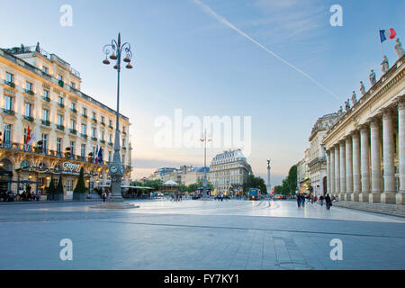 Panorama de la soirée Bordeaux Place de la Comédie, avec le Regent Grand Hotel sur la gauche et le Grand Théâtre sur la droite Banque D'Images