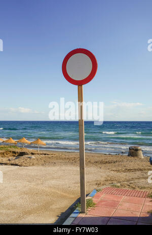 Aucun signe d'entrée, pas de circulation des véhicules à la plage, Marbella, Espagne. Banque D'Images