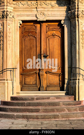 Vieille porte décorée d'Abbaye Bénédictine de Tihany en Hongrie Banque D'Images