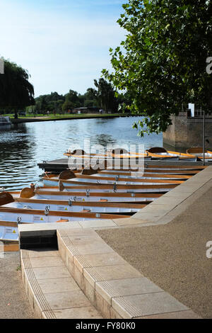 Location de bateaux à rames sur la rivière Avon, à Stratford-upon-Avon, Warwickshire, Angleterre, Royaume-Uni. Banque D'Images