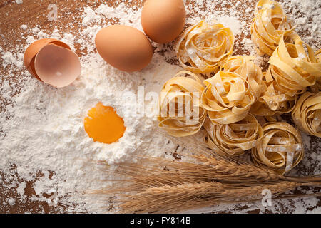 Cuisine italienne pâtes fettuccine vie encore télévision rustique bois laïcs contexte tagliatelle alfredo œuf farine oeufs macro close up Banque D'Images