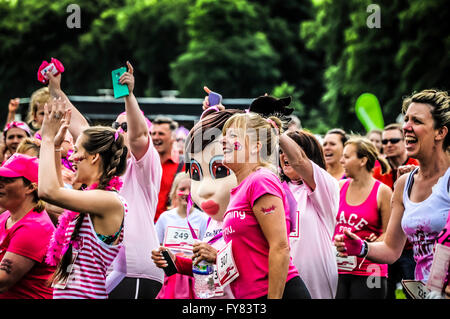 La foule lors de la course de charité pour le cancer. Les coureurs de rose. Tout le monde smiling Banque D'Images