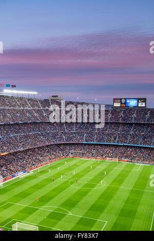 Stade de football du Camp Nou à Barcelone.Coucher du soleil est coloration nuages rendant même mieux la vue d'ensemble comme nous le montre le FC Barca jouant pour la Liga espagnole Banque D'Images