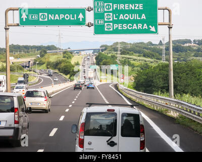 La circulation sur autoroute italienne (autoroute, autoroute) près de Rome dans le Latium, Italie Banque D'Images