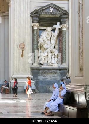 Les gens à l'intérieur Archbasilica Saint-Jean de Latran aka Basilica di San Giovanni in Laterano, Rome, Italie Banque D'Images