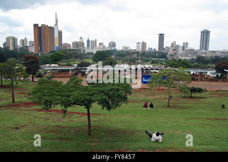 Point de vue du public de la ville de Nairobi, avec le paysage en arrière-plan, au Kenya Banque D'Images