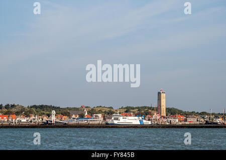 Toits de West-Terschelling ville et le port, et le phare de Brandaris sur l'île de Terschelling Pays-Bas West-Frisian Banque D'Images