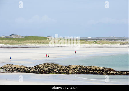 Tyree Hébrides intérieures, les gens sur la plage de sable dans Soroby Bay, île de Tiree, Inner Hebrides, Ecosse GO Banque D'Images