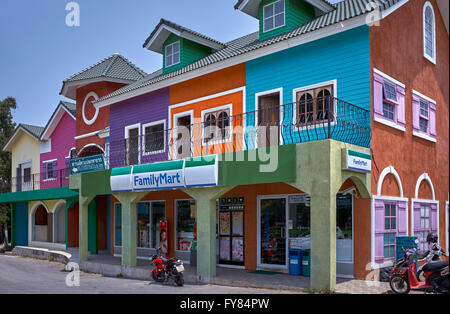 Family Mart, Thaïlande. Extérieur coloré du magasin de proximité thaïlandais. Thaïlande S. E. Asie Banque D'Images