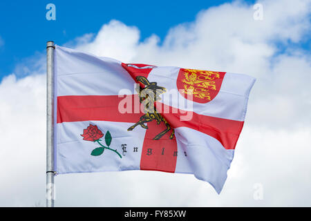 Drapeau de l'Angleterre dans le vent sur St Georges Jour Banque D'Images