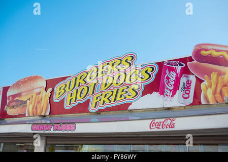 Un fast food de vendre de la malbouffe des hamburgers hot dogs frites coca cola Banque D'Images