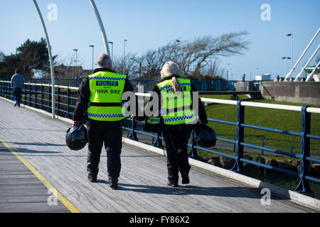 Un couple wearing poli pense que la sécurité à vélo marche vestes Banque D'Images